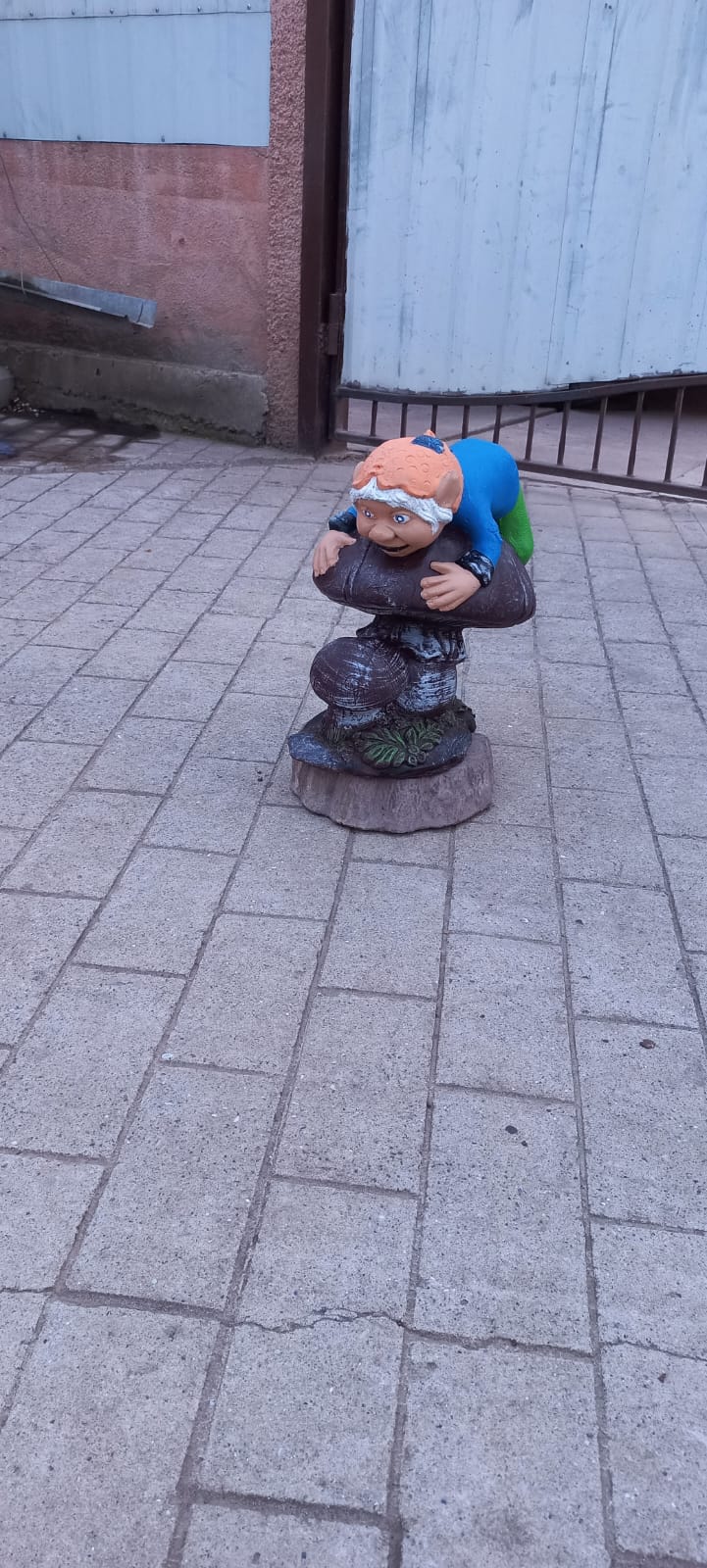 Ельф на грибі